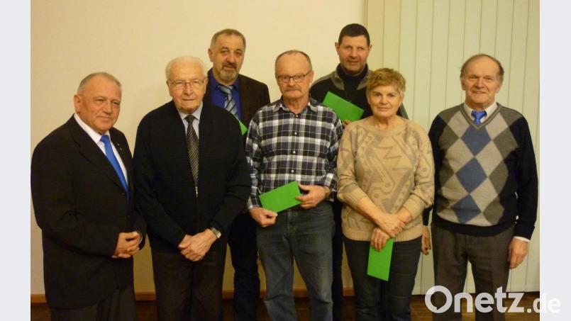 Beim Konvent der MMC Altendorf wurden mehrere Mitglieder für ihre langjährige Vereinszugehörigkeit sowie die aktiven Mitarbeiter geehrt. Unser Bild zeigt vorne von links Zentralpräses Pater Josef Schwemmer, Willi Salzl, Karl Plank, Agnes Haas und Obmann Hermann Haas. Dahinter Reinhold Dirschwigl und Andreas Schmid. Bild: haa