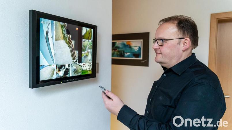 In allen Stockwerken seines Hauses hat Reiner Schirm Bildschirme montiert. Damit kann er jederzeit – auch per Smartphone von unterwegs – auf die acht Außen- und fünf Innenkammeras des Smart Homes zugreifen. Bild: Christian Gold