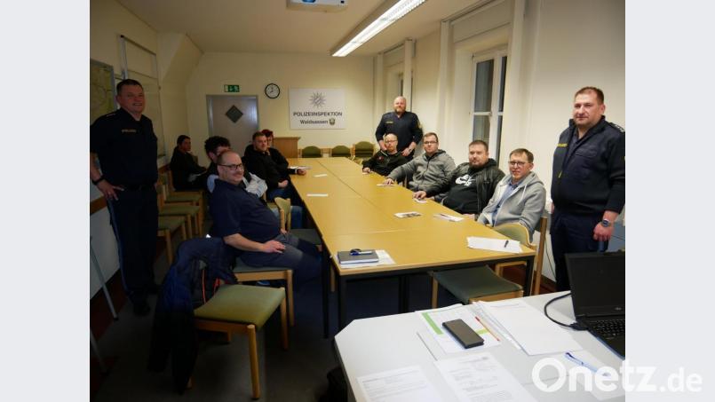 Zehn interessierte Frauen und Männer kamen zum Informationsabend bei der Polizeiinspektion Waldsassen und informierten sich bei deren Leiter Erstem Polizeihauptkommissar Roland Heldwein (rechts), seinem Stellvertreter Polizeihauptkommissar Georg Ziegler (links) und dem direkten Ansprechpartner für die Sicherheitswacht Polizeihauptmeister Christian Lenz (hinten rechts). Bild: hmr