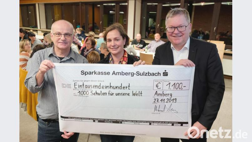 OB Michael Cerny (rechts) und die Koordinatorin für kommunale Entwicklungspolitik, Heike von Eyb, nehmen von Josef Singer (links) den Erlös von 1100 Euro aus dem Tag der offenen Stadt-Tür entgegen. Bild: Thomas Graml, Stadt Amberg/exb