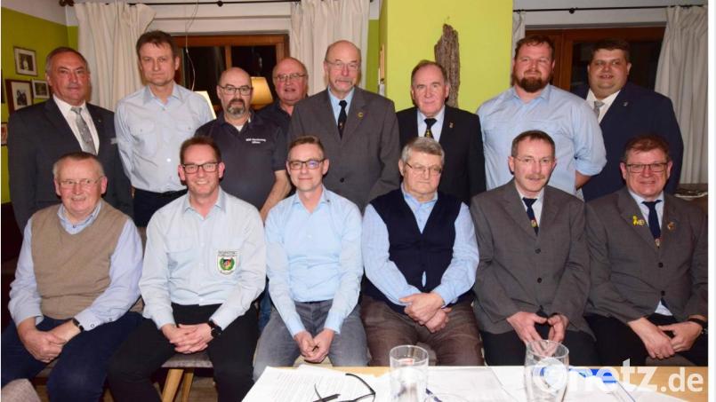 Der Vorstand der SRK Illschwang mit dem stellvertretenden Landesvorsitzenden des Reservistenverbands, Werner Gebhard (stehend, links), dem Kreis- und Bezirksvorsitzenden des Bayerischen Soldatenbundes (BSB), Horst Embacher (stehend, Dritter von rechts) und Bürgermeister Dieter Dehling (stehend, rechts). Bild: no