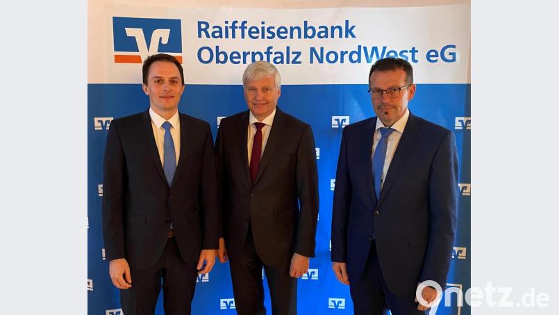 Landwirtschaftsbetreuer Christoph Heinl, Referent Ludwig Huber und Raiffeisenbank-Vorstandssprecher Joachim Geyer (von links). Bild: mez