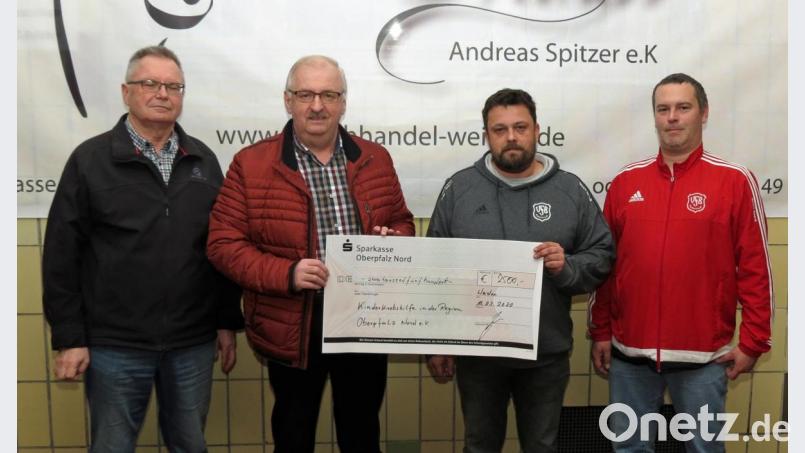 Gewinner des ersten Fleischhandel-Weiden-Cups ist die Kinderkrebshilfe Nordoberpfalz, die den Reinerlös von 2500 Euro des Fußballturniers erhält Bei der Spendenübergabe sind dabei (von links) Kassier Harmut Ordnung und Vorsitzender Herbert Putzer von der Kinderkrebshilfe sowie Andreas Spitzer und Sascha Glinka. Bild: Dobmeier