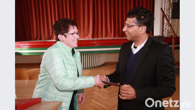 Vorsitzende Anna Koller bedankte sich bei Referent Pater Joseph mit einem Geschenk. Bild: wro
