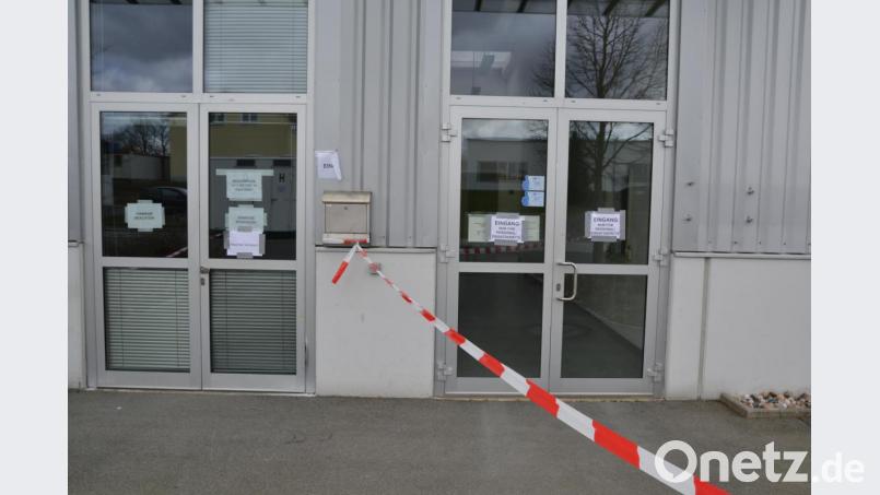 Das Test-Zentrum in Tirschenreuth ist mittlerweile an der Einsteinstraße im ehemaligen Gebäude der Firma Printec untergebracht. Dort werden nur Personen getestet, die vorher durch das Gesundheitsamt vorgeladen wurden. Bild: rti