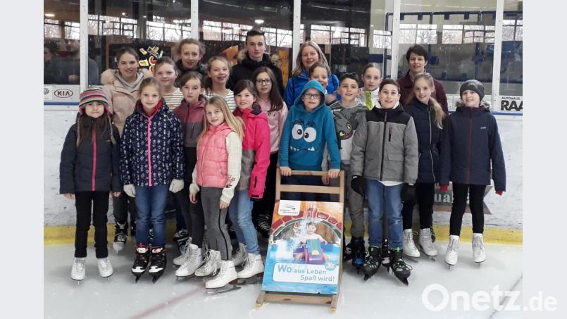Die Ministranten der Pfarrei Kastl finden sich in regelmäßigen Abständen auch zur Gruppenstunde zusammen. Dabei steht dann die Geselligkeit im Mittelpunkt. Dieses Mal hatten die Jungs und Mädchen viel Spaß in der Eishalle in Weiden. Bild: rpp