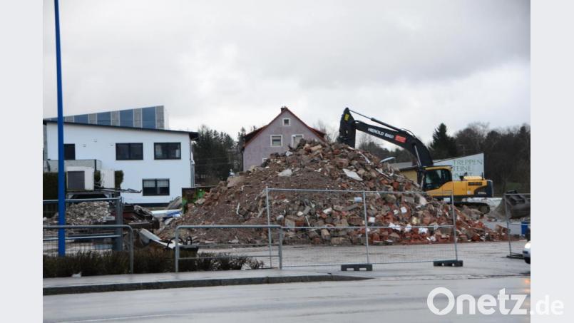 Ein riesiger Schuttberg wartet auf den Abtransport. Vor Ort werden die Baumaterialien gleich geschreddert. Bild: dob