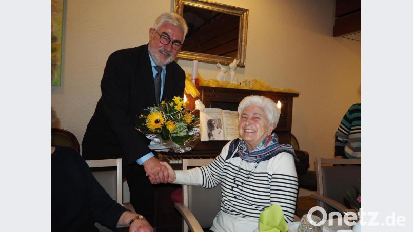 Mit 85 Jahren strahlt Anni Hauer. Bürgermeister Rupert Troppmann gratuliert der Jubilarin. Bild: krb