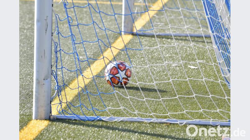 Ein Ball, aber keine Spieler: Viele Vereine in der Region wollen die Empfehlungen des Bayerischen Fußballverbandes umsetzen und stellen neben dem sowieso bis vorerst 23. März lahmgelegten Spielbetrieb auch das Training ein.
Bild: Ziegler Bild: Hubert Ziegler