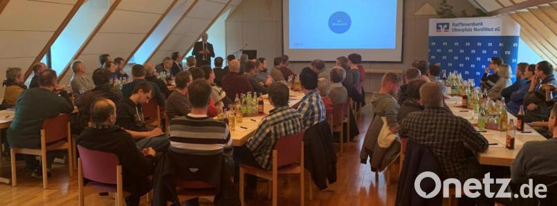 Kein Platz blieb frei im Veranstaltungssaal der Raiffeisenbank beim neunten Agrarforum von Jungbauernschaft Kemnath und Raiffeisenbank. Bild: mez