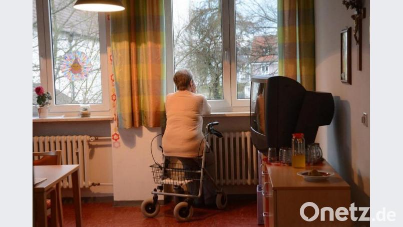 So könnte es vielleicht auch bald in manchen Seniorenheimen in der Region aussehen. Die Bewohnerin wartet auf Besuch aber keiner kommt. Wegen der Virusgefahr könnten die Heime bald geschlossen werden. Bild: Gabi Schönberger
