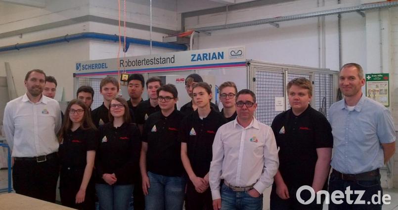 Eine Schülergruppe informierte sich bei der Firma Scherdel. Links im Bild der Werkstattausbilder Elektrotechnik der FOS, Martin Wunderlich. Ganz rechts der technische Leiter bei Zarian, Stefan Neumeier. Bild: FOS Marktredwitz/exb