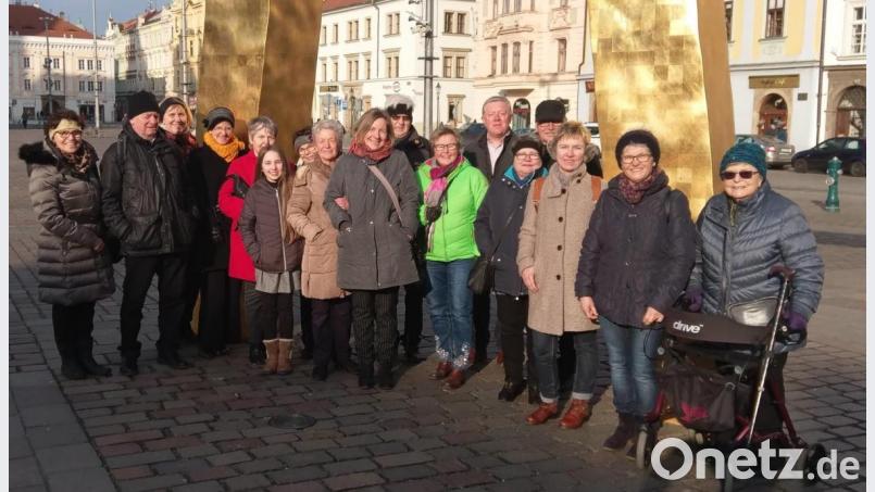 Eine Teilnehmer-Gruppe beim neuen modernen „Kamelbrunnen“ auf dem Platz der Republik in der Nähe der St. Bartholomäus-Kathedrale. Bild: mül