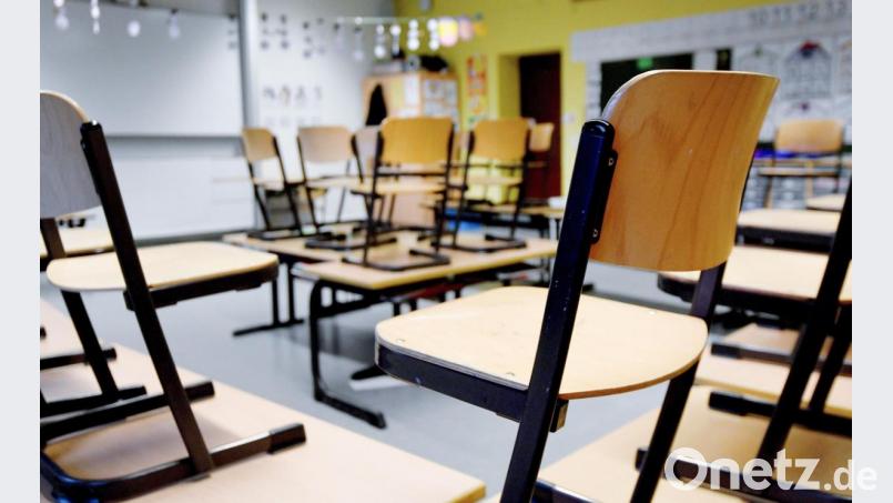 Die Stühle in den Klassenzimmern bleiben erst einmal unbenutzt. Bayernweit sind alle Schulen und Kindergärten ab Montag geschlossen. Symbolbild: Caroline Seidel/dpa