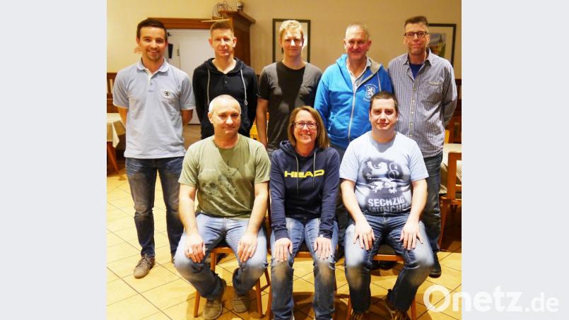 Die neu gewählte Führungsmannschaft um den im Amt bestätigten Vorsitzenden Robert Meyer (stehend, Zweiter von rechts). Bild: no