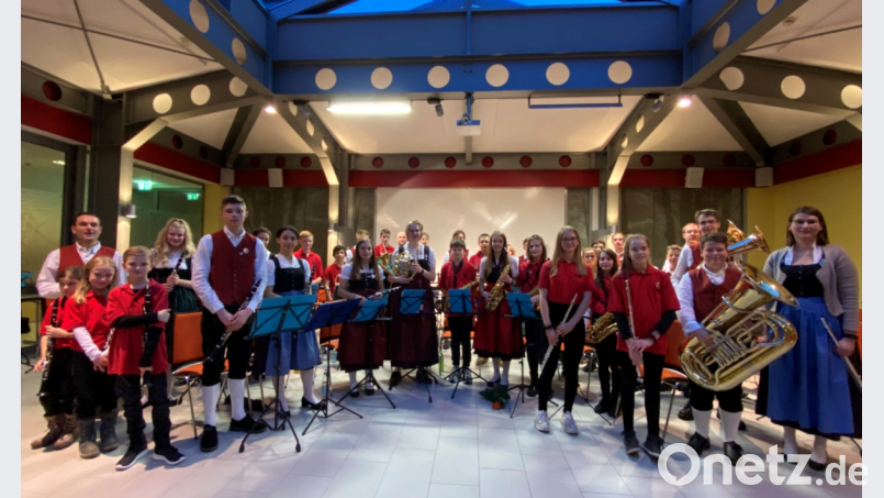 Die Musiker der Youngsters und des Jugendorchesters der Musikkapelle Ursensollen mit ihrem Leiter Stefan Neger (links). Bild: Klaus Horn