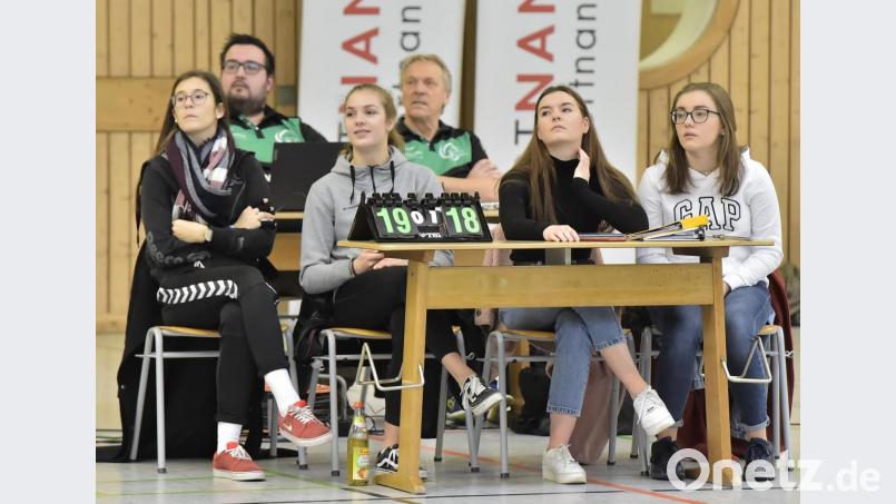 Das Kampfgericht des VC Amberg hat Pause bis zur neuen Spielrunde, Teammanager Gerd Spies (Mitte hinten) hätte die Saison gerne noch zu Ende gespielt. Bild: Ziegler
