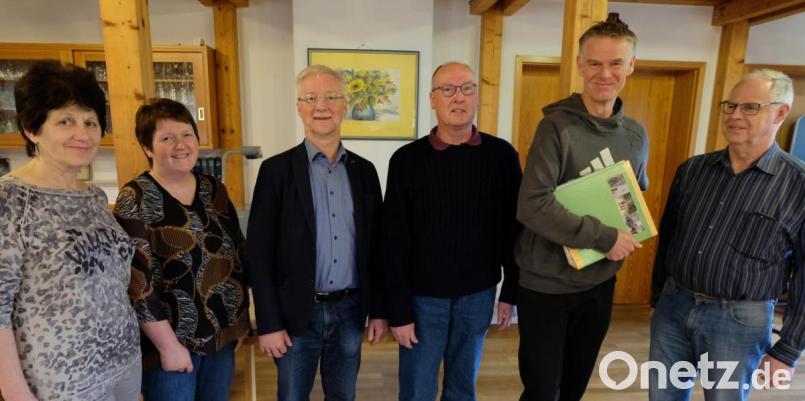 Als starkes Umweltteam präsentieren sich Erika Bock (von links), Elisabeth Pröls, Pfarrer Wilfried Römischer, Umweltbeauftragter Joachim Kiehl und Werner Bock. Mit dabei als Vertreter der Landeskirche Frank Ziegler ( Dritter von rechts ). Bild: le