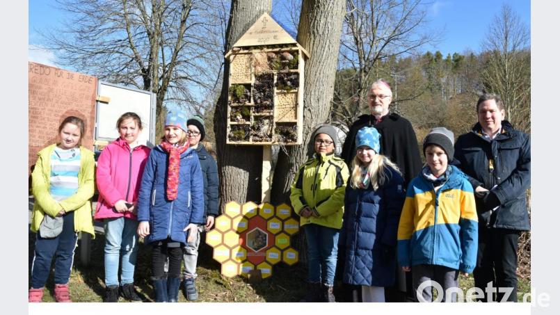 bei der Segnung des Insektenhotels: die Kommunionkinder der Pfarrei Illschwang, die heuer Erstkommunion feiern mit (von links) Bischof Gregor Maria Hanke und Pfarrer Konrad Willi. Bild: no