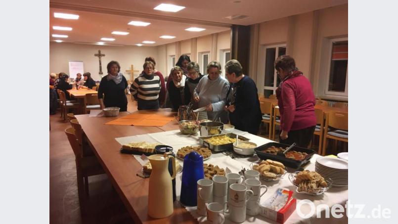 Am Weltgebetstag der Frauentag bestückt der katholische Frauenbund in Eslarn das Buffet mit afrikanische Speisen. Zuvor gab es neben den Gebeten und Gesängen auch Informationen über Simbabwe. Bild: gz