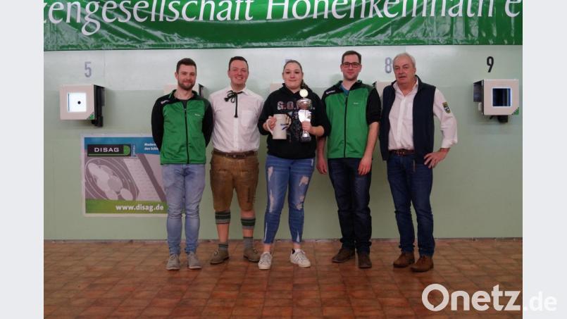 Die Preisträgerin des Freundschaftsschießen mit den Funktionären beider Vereine (von links): Manuel Scharf, 2. Vorsitzender von Hubertus Ursensollen, Jugendleiter Johannes Wenkmann, die Preisträgerin Marie Weber, Simon Kopp, Vorsitzender von Hubertus Ursensollen und Schützenmeister Hans Wenkmann II. Bild: Hermann Schmidt