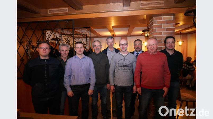 Bürgermeister Josef Beimler (Dritter von rechts) wird bis zur nächsten Jagdversammlung im März 2021 zum Vorsitzenden der Jagdgenossenschaft Waldthurn bestimmt. Der Vorstand samt Jagdpächter Dominik Schürz (Dritter von links) sind froh darüber. Bild: fvo