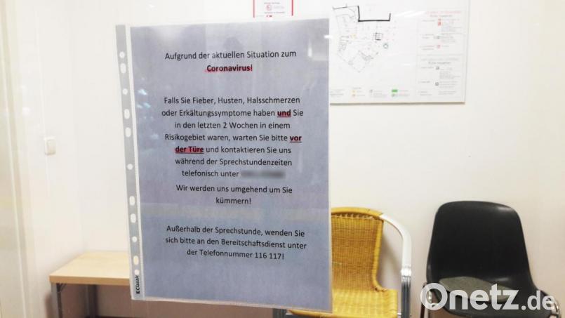 Aushänge wie dieser sind zurzeit in vielen Arztpraxen zu lesen. Sie informieren, wie man sich im Falle einer Infektion verhalten soll. Bild: pjbi