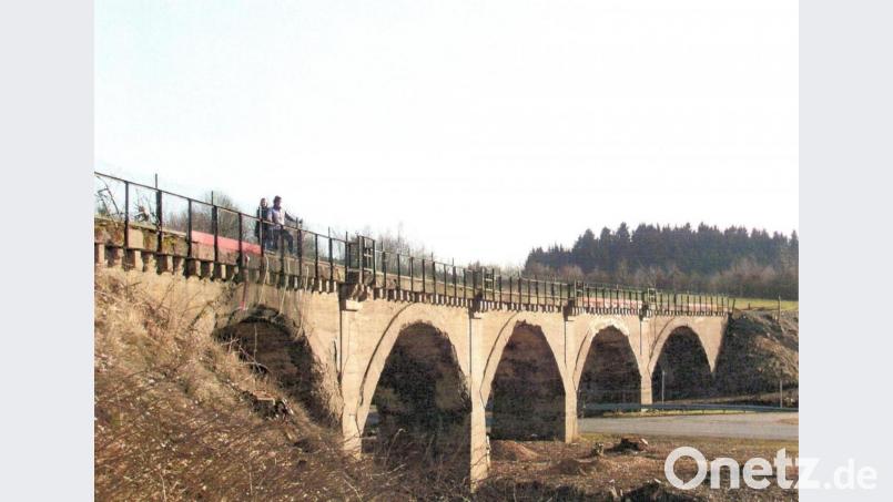 Verschwundenes Relikt der Eisenbahn-Geschichte: Die Schneeberger Fünfbogenbrücke, die 2008 abgerissen wurde, verband den Lokalbahnabschnitt Oberviechtach-Schönsee. Bild: lg