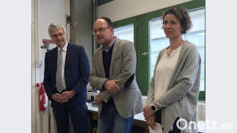 Gemeinsames Projekt des GMG Amberg (Schulleiter Peter Welnhofer) mit der Universität Regensburg (Professor Dr. Dr. h.c. Joachim Grifka, Dipl.-Sportwiss. Silvia Dullien) berichten, mit dem die Rückengesundheit unserer Schulkinder nachhaltig verbessert werden soll. Die zugrundeliegende wissenschaftliche Arbeit wurde 2017 mit dem Oskar Medizin Preis ausgezeichnet. Bild: Nancy Weis/exb