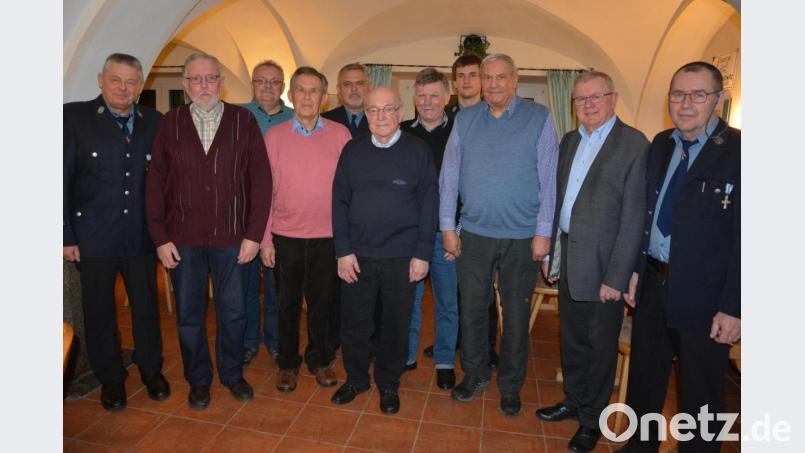 Jahrzehntelange Mitglieder ehrte die Feuerwehr Groschlattengrün. Im Bild (von links) Thomas Völkl, Helmut Kluwe, Michael Hodek, Karl Grunert, Reinhard Melzner, Helmut Bernd, Willi Nothaft, Kommandant Stefan Heinl, Horst Effenberger, Bürgermeister Ernst Neumann und Winfried Wohlrab. Bild: jr