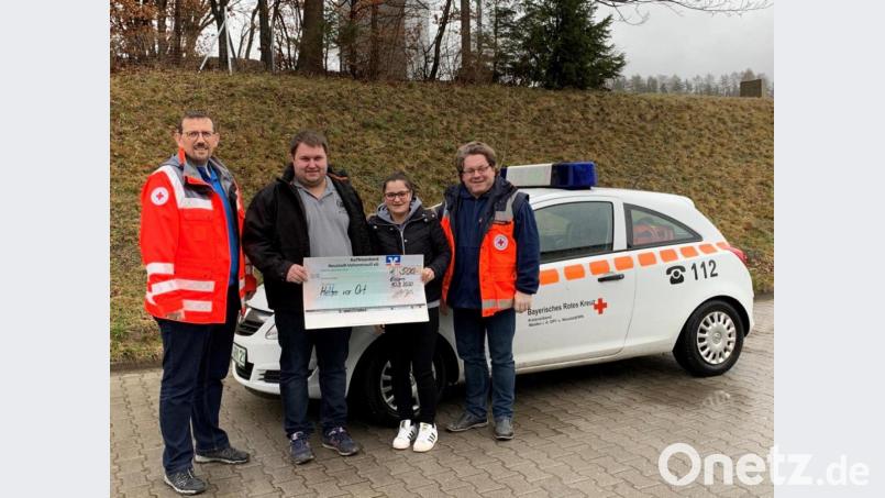 Im Namen der HvO danken Stefan Hammerl, Sabina Bauer (von rechst) und Georg Rauch (links) dem Spender Johannes Kleber für 500 Euro. Bild: gz