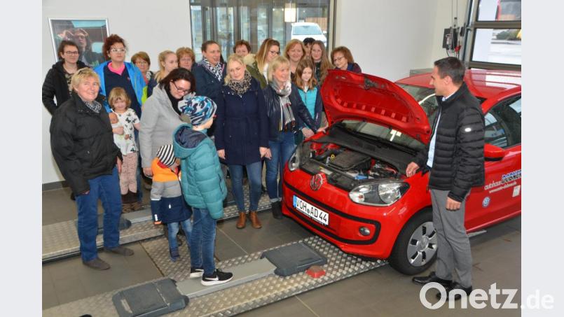 Autohausinhaber Peter Dobner (rechts) erklärte den BBV-Landfrauen was bei einer Autopanne zu tun ist. Kreisbäuerin Josefine Kick (vorne, von rechts) wünschte den interessierten Frauen allzeit gute Fahrt und Heimkehr. Bild: dob