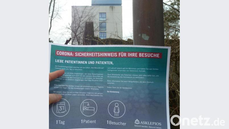 In der Asklepios-Klinik Oberviechtach (im HIntergrund) liegen seit Freitag Handzettel für die Besucherregelung aus. Bild: Portner