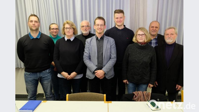 Den neuen Vorstand des Fördervereins &quot;Freunde des Gymnasiums Eschenbach&quot; bilden: (von links) Schatzmeister Matthias Holl, Emma Skopek (Beisitzerin/neu), stellvertretende Vorsitzende Hildegard Tretter (neu), Hubert Haberberger (Beisitzer/neu), Vorsitzender Andreas Wagener (neu), Schriftführer Klaus Ginglseder (neu), Juliane Keck (Beisitzerin), Schulleiter Peter Schobert und Werner Brüchner (Beisitzer) Bild: do