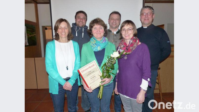 Für 30 Jahre aktive Mitgliedschaft bei der DJK-Gymnastikgruppe wurde Gerlinde Janker, mit Urkunde von Marga Schieder-Beierl (rechts) und Manuela Weißenburger (links) geehrt und DJK-Vorsitzender Robert Zirngibl, Bürgermeister Anton Kappl und Pfarrer Adam Nieciecki (von links) gratulierten. Bild: sl