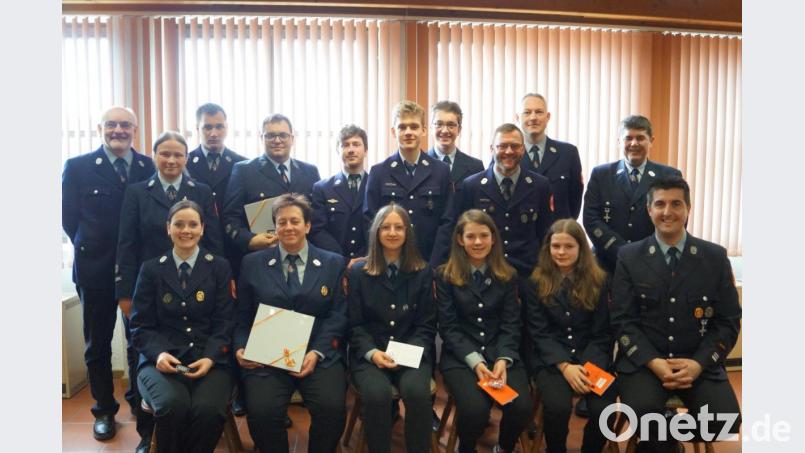 Neuaufnahmen, Ehrungen und Auszeichnungen prägen die Dienstversammlung der Feuerwehr Schirmitz. Bild: du