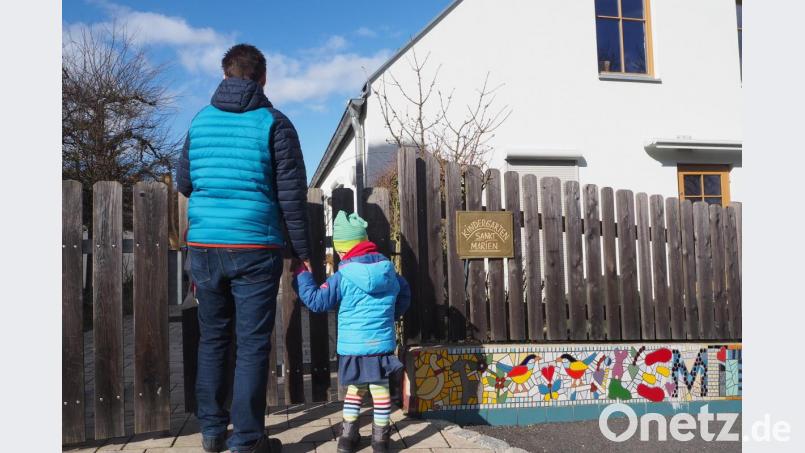 Ab Montag steht auch diese Mutter mit ihrer Tochter vor verschlossenen Türen. Nicht nur für den Kindergarten Sankt Marien in Nabburg, sondern für alle Schulen und Kinderbetreuungseinrichtungen im Landkreis gilt ein Betretungsverbot. Das Personal ist zwar da, aber Ausnahmen sind rar. Bild: bl