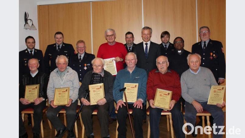 Die Feuerwehr Schlicht ehrt zahlreiche langjährige Mitglieder (stehend, von links): Kreisbrandmeister Michael Iberer, Zweiter Kommandant Markus Heuberger, Kassier Herbert Wisnet, Reinhard Wolf, stellvertretender Vorsitzender Josef Ströhl. Zweiter Bürgermeister Thorsten Grädler, Gruppenführer Christian Hammer, Pfarrvikar Hruday Madanu und Vorsitzender Siegfried Herlitze; sitzend (von links): Karl Specht, Hans Hufsky, Georg Geier, Hubert Winkler, Josef Witt und Karl Weiß. Bild: ct