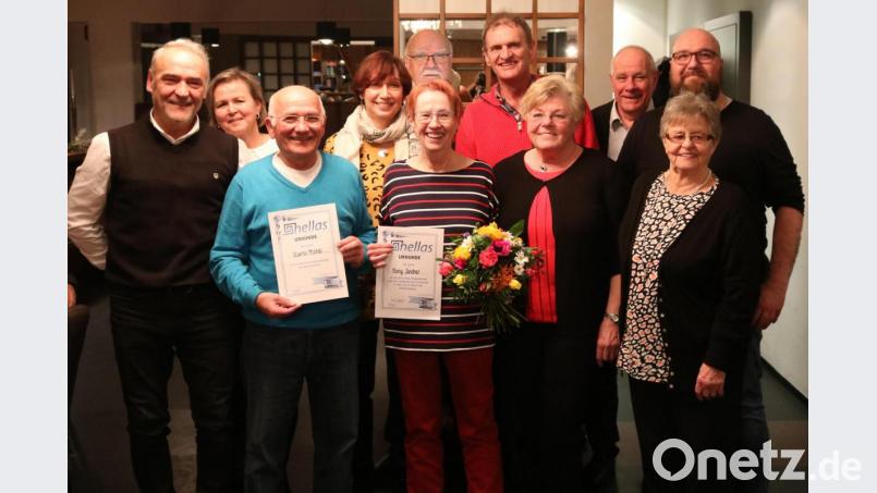 Jubiläumsfeier von Hellas mit Ehrung von Mitgliedern, die dem Verein seit 20 Jahren angehören. Von links: Reiner Hummel, Angelika Hummel, Stavros Ntokas, Renate Neuner, Romy Sandner, Rainer Sandner, Bernhard Neuner, Christa Beck, Peter Beck, Michael Sandner und Gunda Scherer. Bild: usc