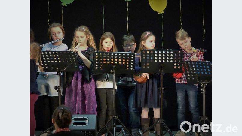 Mit großer Begeisterung begleiteten schon die Kleinen den Kinderchor mit Flöten und Ukulelen Bild: twi