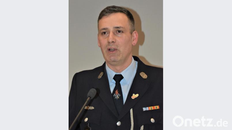 Zweiter Kommandant Carsten Englhardt berichtet in der Jahreshauptversammlung über Feuerwehr-Einsätze im vergangenen Jahr. Bild: rgr