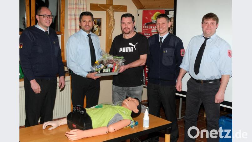 Kommandant Andras Brandstätter (Feuerwehr Teunz, Zweiter von links) übergibt zusammen mit den Leitern der First-Responder-Einheiten Tobias Eckert (Teunz), Stefan Killermann (Winklarn) und Martin Grundler (Oberviechtach) einen Geschenkkorb an Referent Jürgen Sollfrank. Bild: tkr