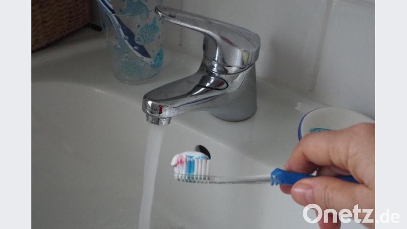 Wenn die aktuellen Wasserproben in Ordnung sind, dann könnten die Haushalte im Bereich der Glaubendorfer Gruppe ab Montag wieder aufs Abkochen verzichten. Zähneputzen mit Mineralwasser ist dann auch überflüssig. Bild: bl