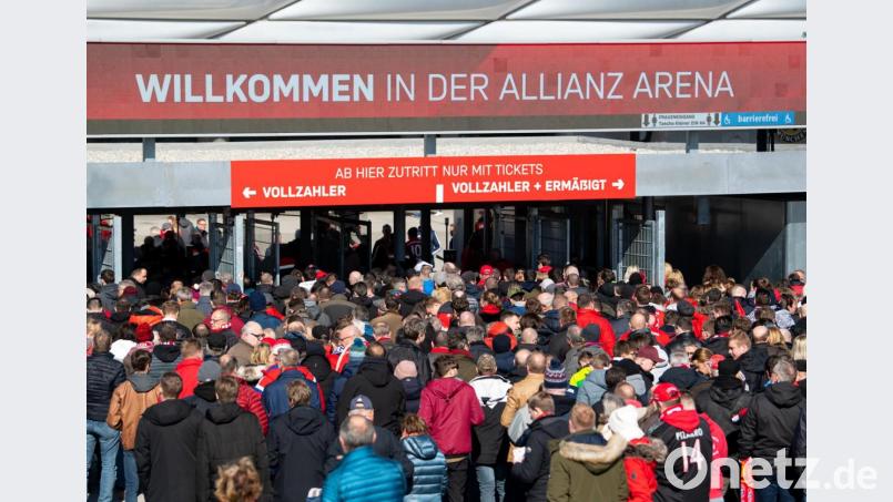 Schlange stehen der Bayernfans vor der Arena: Das wird es auf längere Zeit hin nicht mehr geben. Bild: Sven Hoppe/dpa