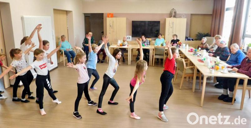 Elf Mädchen der Kindergruppe der Landjugend Haidenaab unterhielten die Senioren mit ihrer Choreographie. Bild: hai