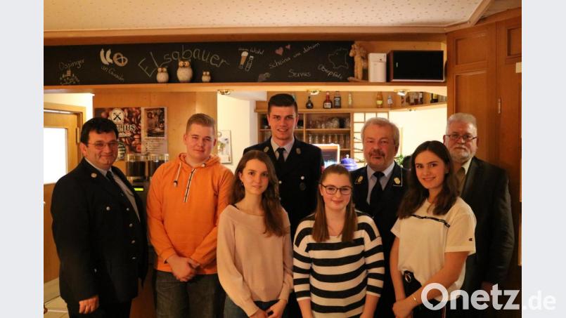 Nach einigen Jahrzehnten sind die Männer in der aktiven Feuerwehr Eschenfelden nicht mehr unter sich. Hinten von links Kommandant Richard Leißner, Jonas Strobel, Jugendwart Jürgen Leißner, Kreisbrandrat Fredi Weiß, Bürgermeister Hans Durst, (vorne, von links) Selina Pilhofer sowie die neuen Feuerwehrfrauen Laura Neidel und Bernadette Mertel. Bild: Jürgen Leißner