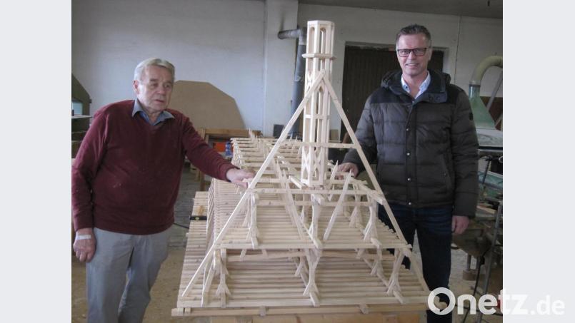 Schreinermeister Josef Hauer (links) präsentiert Bürgermeister Hermann Falk das Modell des historischen Hirschauer Rathaus. Die unterste Ebene beherbergt den Sitzungssaal. Dort ist der Dachstuhl in allen seinen Feinheiten sichtbar. Bild: fg