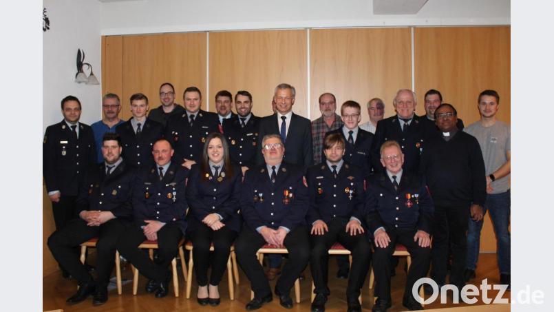 Die Führungsmannschaft ehrt Aktive, die sich besonderen Ausbildungen unterzogen und Leistungsabzeichen erworben haben. Bild: ct