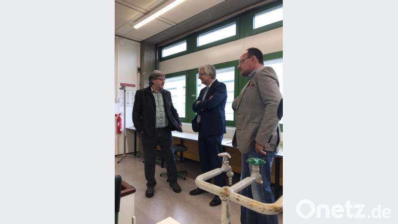 Gemeinsames Projekt des GMG Amberg (Schulleiter Peter Welnhofer) mit der Universität Regensburg (Professor Dr. Dr. h.c. Joachim Grifka, Dipl.-Sportwiss. Silvia Dullien) berichten, mit dem die Rückengesundheit unserer Schulkinder nachhaltig verbessert werden soll. Die zugrundeliegende wissenschaftliche Arbeit wurde 2017 mit dem Oskar Medizin Preis ausgezeichnet. Bild: Nancy Weis/exb