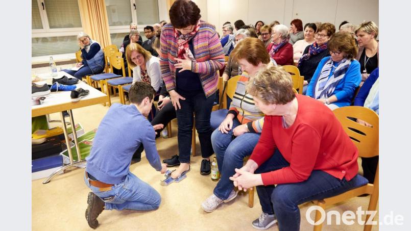 Orthopädieschuhmachermeister Horst Schedel erklärte die Fußkrankheiten nicht nur theoretisch, sondern legte auch Hand an, maß Fußgrößen nach und gab Tipps zum passgenauen Schuh. Bild: tkr